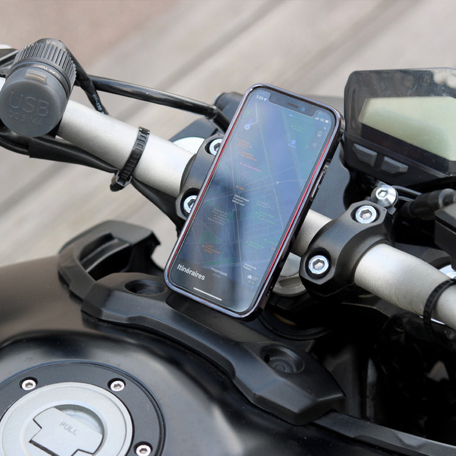 Placa metálica Shapeheart montada en moto - vista en situación. Imagen que muestra la placa metálica instalada, permitiendo una fijación magnética fiable del teléfono.